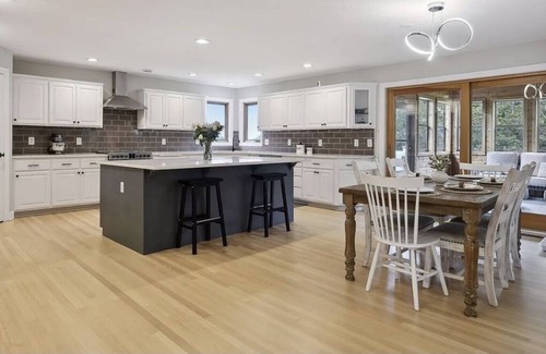 Belle Plaine House | Stunning Belle Plaine getaway EV charging on site