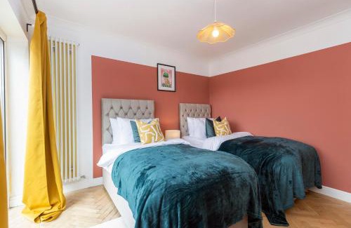 North Bitchburn House | Stunning Bishop Auckland House with 5-bedrooms & 8 Beds Sleeps 12 with Free Parking by PureStay