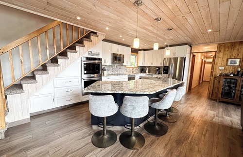 Northern Ontario Cabin | STUNNING CABIN ON LOTW WITH HOTTUB TEN MIN FROM KENORA