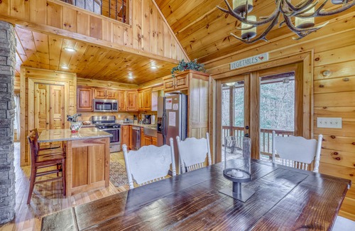 Mineral Bluff Cabin | Stunning cabin w/private hot tub, game room, & expansive deck - great view