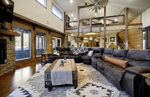Broken Bow House | Stunning Cabin with Games Perfect for Families in Broken Bow, Oklahoma