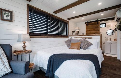 Waco House | Stunning CargoHome Near Waco, Magnolia and Baylor