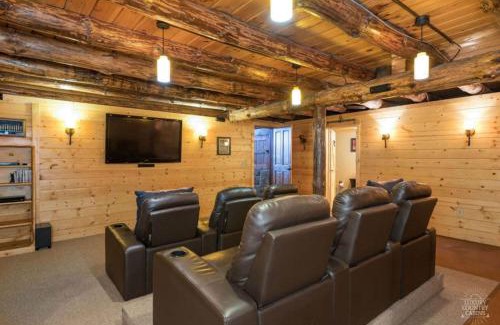 Keene House | Stunning Cedar Log Home with Panoramic Views - Hot Tub - Game Bar & Theatre Rooms