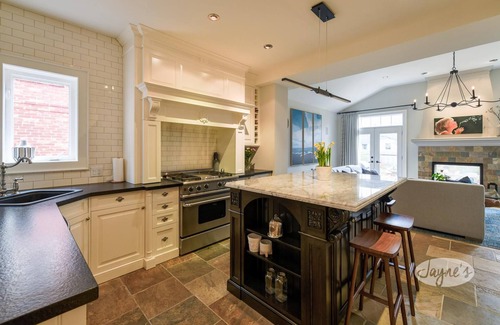 Collingwood House | Stunning century home downtown Collingwood! 4bdrm 3bath! Huge Rec Room!