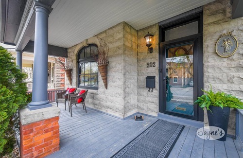 Collingwood House | Stunning century home downtown Collingwood! 4bdrm 3bath! Huge Rec Room!