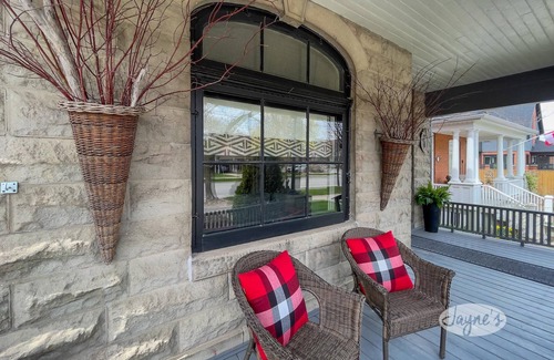 Collingwood House | Stunning century home downtown Collingwood! 4bdrm 3bath! Huge Rec Room!
