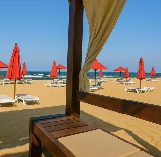 Al-Manasrah Ski Chalet | Stunning Chalet with Pool Access in Port Said