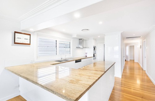 Holland Park West House | Stunning CityView 5BR w/Balcony near Malls/Uni/CBD