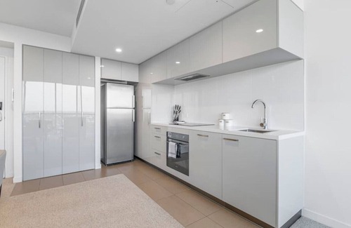 Milton Apartment | Stunning cityview 1BR Apt 1 min to train