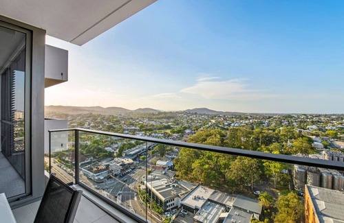 Milton Apartment | Stunning cityview 1BR Apt 1 min to train
