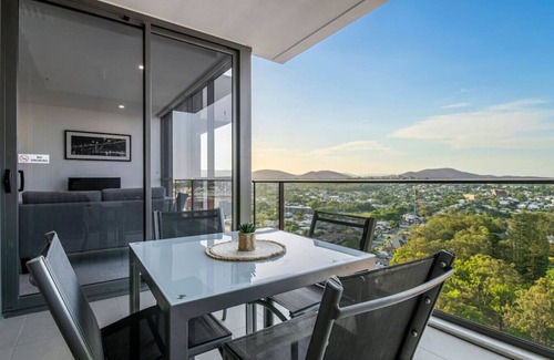 Milton Apartment | Stunning cityview 1BR Apt 1 min to train