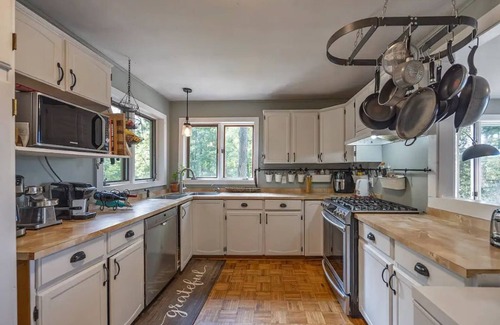Frontenac Cottage | Stunning cliffside cottage in South Frontenac near Kingston,lakefront.