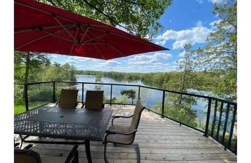 Frontenac Cottage | Stunning cliffside cottage in South Frontenac near Kingston,lakefront.