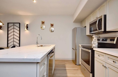 Oro-Medonte Condo | Stunning Condo with Access to Pool