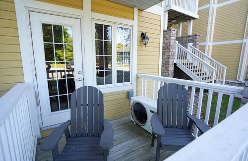 Oro-Medonte Condo | Stunning Condo with Access to Pool