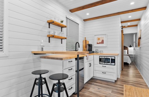 Waco House | Stunning Container Home with Rooftop Terrace-The Cool River Helm
