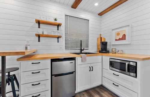 Waco House | Stunning Container Home with Rooftop Terrace-The Cool River Helm