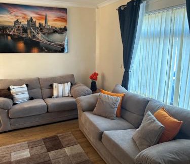 Aberdeen House | Stunning cozy three bedroom house near ARI