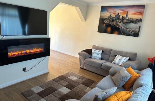 Aberdeen House | Stunning cozy three bedroom house near ARI