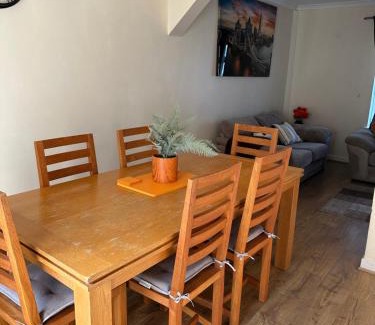Aberdeen House | Stunning cozy three bedroom house near ARI