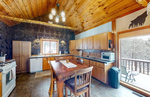 Custer Cabin | Stunning, custom-built mountain-top cabin with deck, wood stove, & streaming