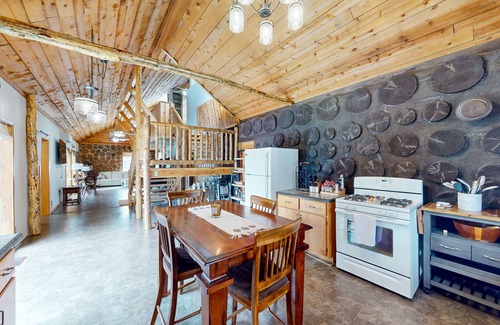 Custer Cabin | Stunning, custom-built mountain-top cabin with deck, wood stove, & streaming