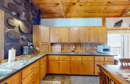 Custer Cabin | Stunning, custom-built mountain-top cabin with deck, wood stove, & streaming