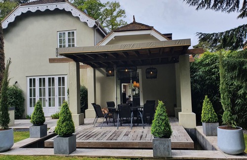 Sunninghill House | Stunning Designer's Residence In Ascot with Jacuzzi, Cinema Room for up to 16