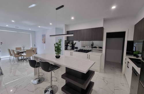 Taylor House | Stunning Double Storey House With 5 Bedrooms