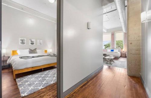 Downtown Dallas Apartment | Stunning Downtown Apartment with Pool, Laundry, Parking