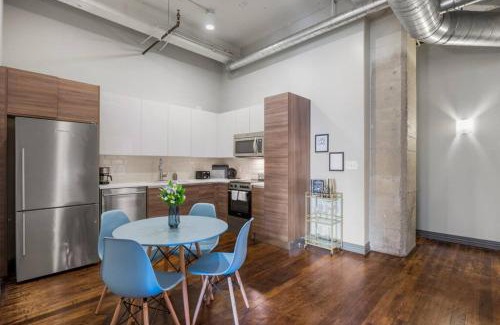 Downtown Dallas Apartment | Stunning Downtown Apartment with Pool, Laundry, Parking