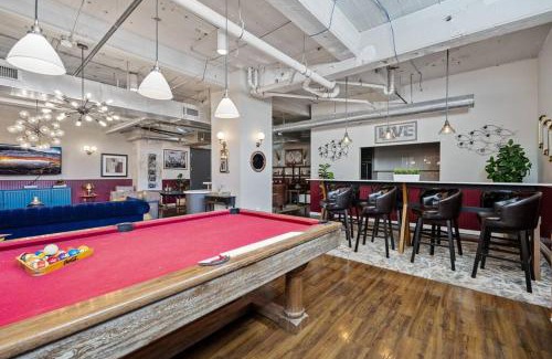 Downtown Dallas Apartment | Stunning Downtown Apartment with Pool, Laundry, Parking