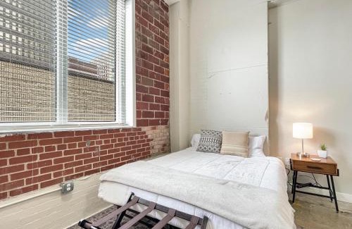 Downtown Des Moines Apartment | Stunning Downtown Studio With Rooftop Patio