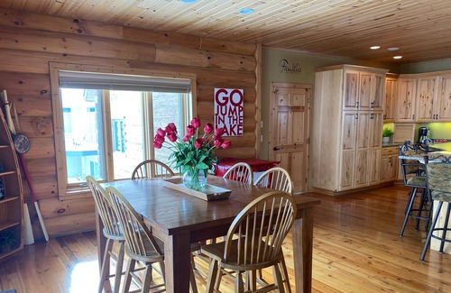 Alexandria House | Stunning Family Friendly Lake Home Retreat on Beautiful Lake Darling