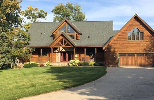 Alexandria House | Stunning Family Friendly Lake Home Retreat on Beautiful Lake Darling