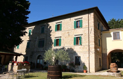 Gualdo Cattaneo House | Stunning Farmhouse with Swimming Pool & Hot Tub in Umbria