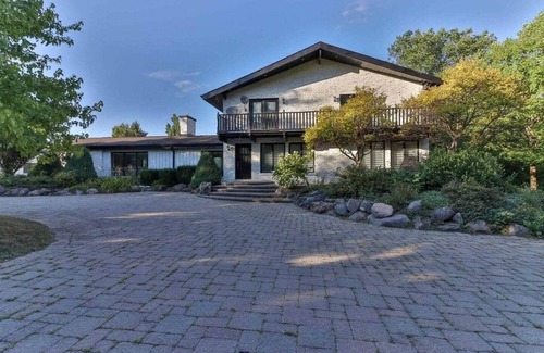Pickering House | Stunning Farmhouse In Pickering!