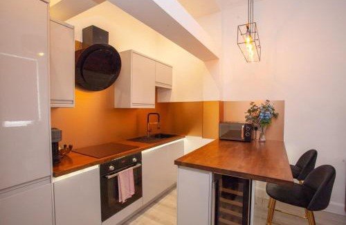North West Apartment | Stunning Flat in West End Location