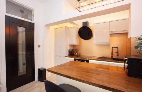 North West Apartment | Stunning Flat in West End Location