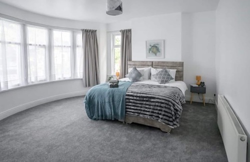 Westcliff-on-Sea House | Stunning Four Bedroom Home With Garden + Parking