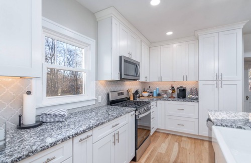 Columbia House | Stunning Freshly Remodeled Historic Home - Downtown Columbia!