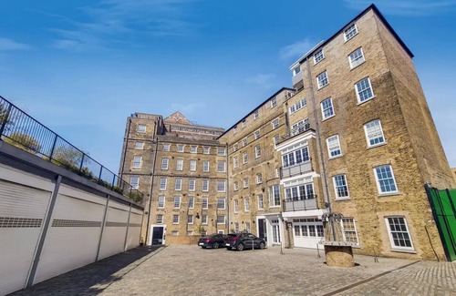 Peninsula Apartment | Stunning Greenwich Mill Conversion With Garden