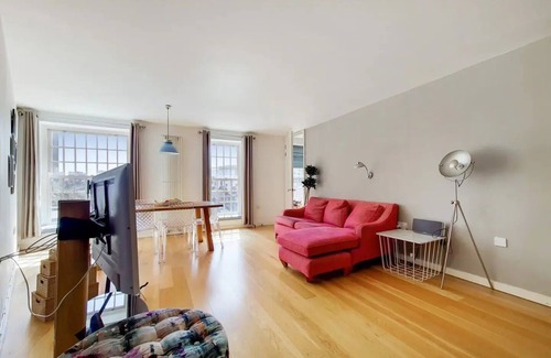 Peninsula Apartment | Stunning Greenwich Mill Conversion With Garden