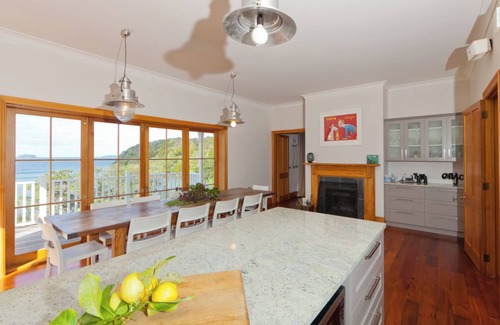 Tawharanui House | Stunning House in the heart of Matakana Wine Country