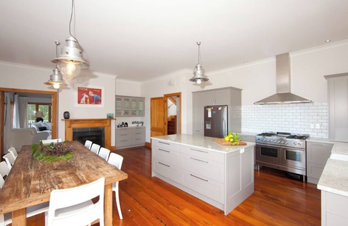 Tawharanui House | Stunning House in the heart of Matakana Wine Country