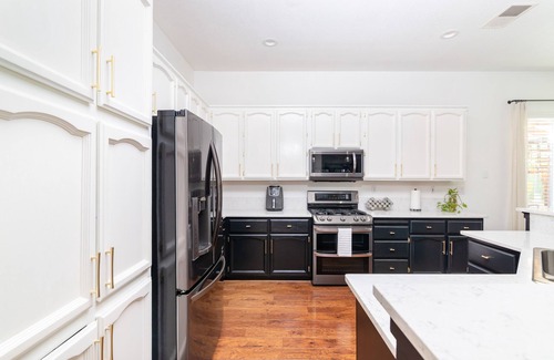 Elk Grove House | Stunning Hidden Haven w/Pool! Casa Industrial