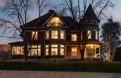 Prescott House | Stunning Historical Mansion: 8 bedrooms (sleeps 16+).