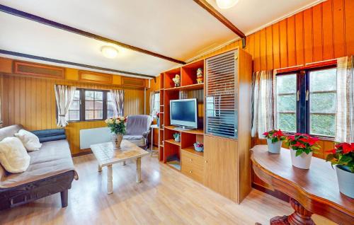 Egriselles-le-Bocage House | Stunning Home In Égriselles-Le-Bocage
