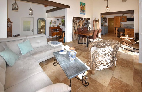 Cabrieres-dʼAigues House | Stunning home in Cabrières-d'Aigues
