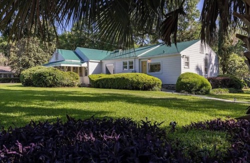 High Springs House | Stunning home 12 mins to Ginnie Springs! Top-rated High Springs Home. In Town!